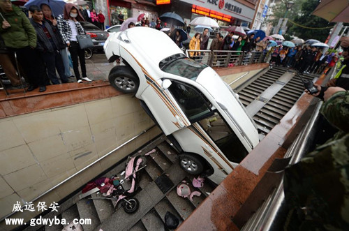 車子倒掛地下通道口 東莞厚街保安公司威遠(yuǎn)嘆為觀止