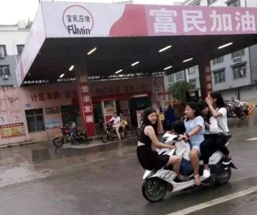 廣西5個少女共騎一輛摩托車行駛，東莞保安公司威遠(yuǎn)保安也驚呆