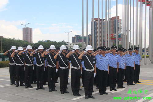 女子慪氣跳湖 游客報警景區(qū)保安救人