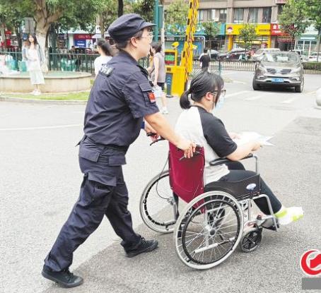 高考前女生腿受傷，女保安把輪椅推進(jìn)考場